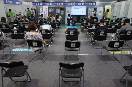 13일 오후 서울 서대문구 북아현문화체육센터에 마련된 예방접종센터에서 시민들이 이상반응을 살피기 위해 대기하고 있다. <연합뉴스>